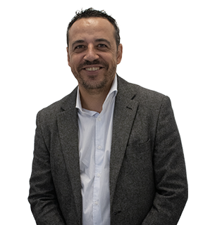 "Para mí, Cink Venturing representa la vocación de servicio en su forma más genuina: estar al lado de los demás, escuchar de verdad y construir juntos desde la confianza. A lo largo de los años he aprendido que el verdadero liderazgo no nace de tener todas las respuestas, sino de reconocer nuestras propias carencias y rodearse de personas que te complementan, te retan y te inspiran. En Cink he encontrado ese equipo que no solo comparte talento, sino también generosidad y compromiso. Aquí trabajamos con rigor y dedicación, cuidando los detalles y buscando siempre hacerlo bien, no por inercia, sino porque nos importa. Cada uno aporta algo distinto, y esa diversidad es la que nos permite avanzar con solidez. Saber que cuento con un equipo así es, sin duda, uno de los mayores valores de esta etapa profesional".